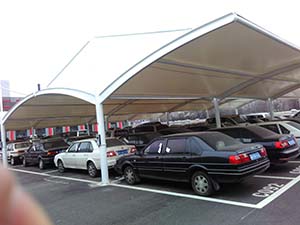 鋼膜結(jié)構(gòu)車棚特點(diǎn)，怪不得越來越多人選擇！(圖文)
