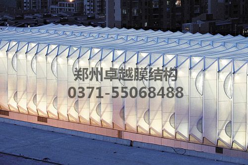 夜間車站透出柔和的燈光讓人感到非常的溫馨、輕松